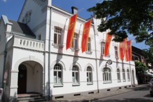Rathaus Meerbusch mit Flaggen (c) Stadt Meerbusch
