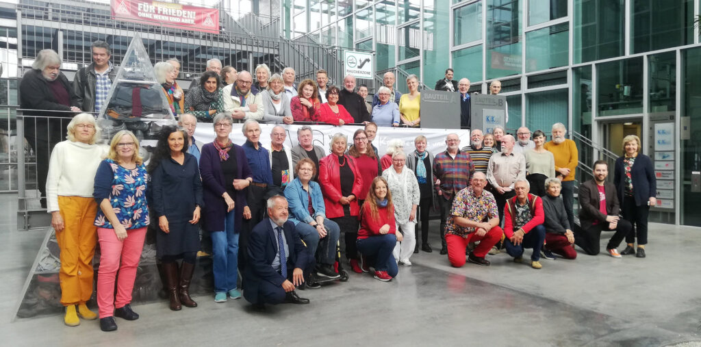 Von der Mitgliederversammlung 2022 des VS NRW in Bochum grüßt eine bunte Versammlung von Autorinnen und Autoren.