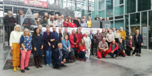 Von der Mitgliederversammlung des VS NRW in Bochum grüßt eine bunte Versammlung von Autorinnen und Autoren.