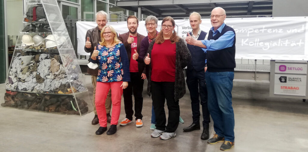 Der neue Vorstand des VS NRW ist komplett – der oder die Vorsitzende muss noch gewählt werden. Dem neuen Vorstand gehören an:
(v.l.) Michael Schumacher, Sabine Lipan, Joshua Clausnitzer, Gitta Friedrich, Jana Engels, Calvin Kleemann, Volker W. Degener. Es fehlt: Hakan Akcit, der ebenfalls in den Vorstand gewählt wurde.

