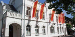 Rathaus Meerbusch mit Flaggen Literaturtage NRW 2024